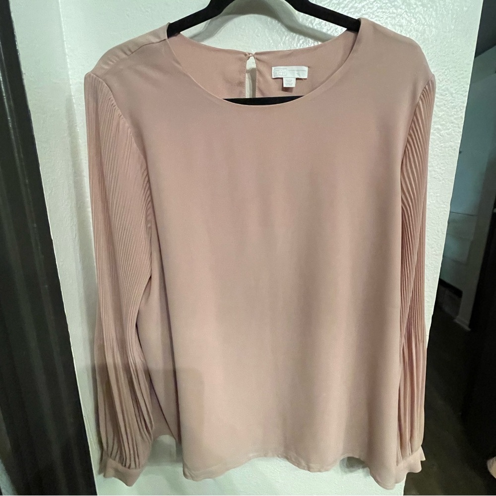 14th and Union blouse with pleated sleeves